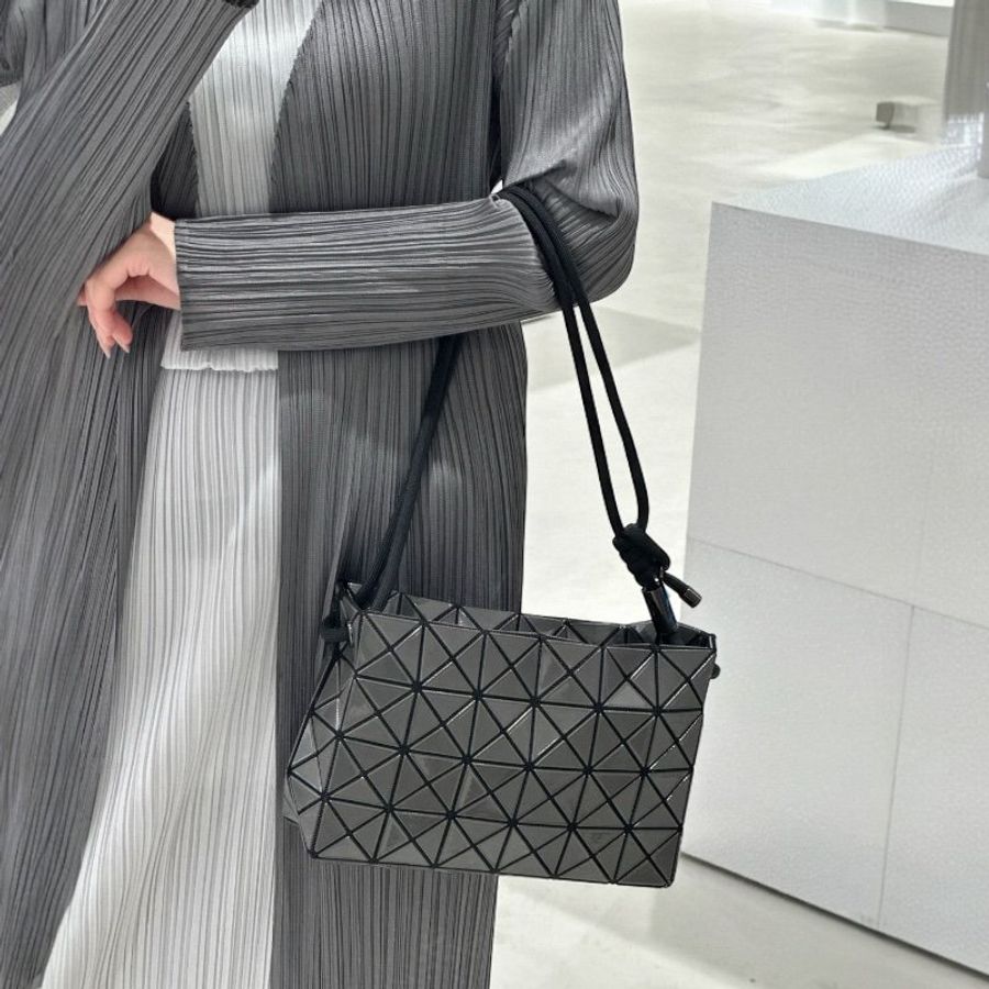 🎁母親節特價🎁Bao Bao Issey Miyake Loop Metallic 銀灰色金屬光感豆腐斜背包-4
