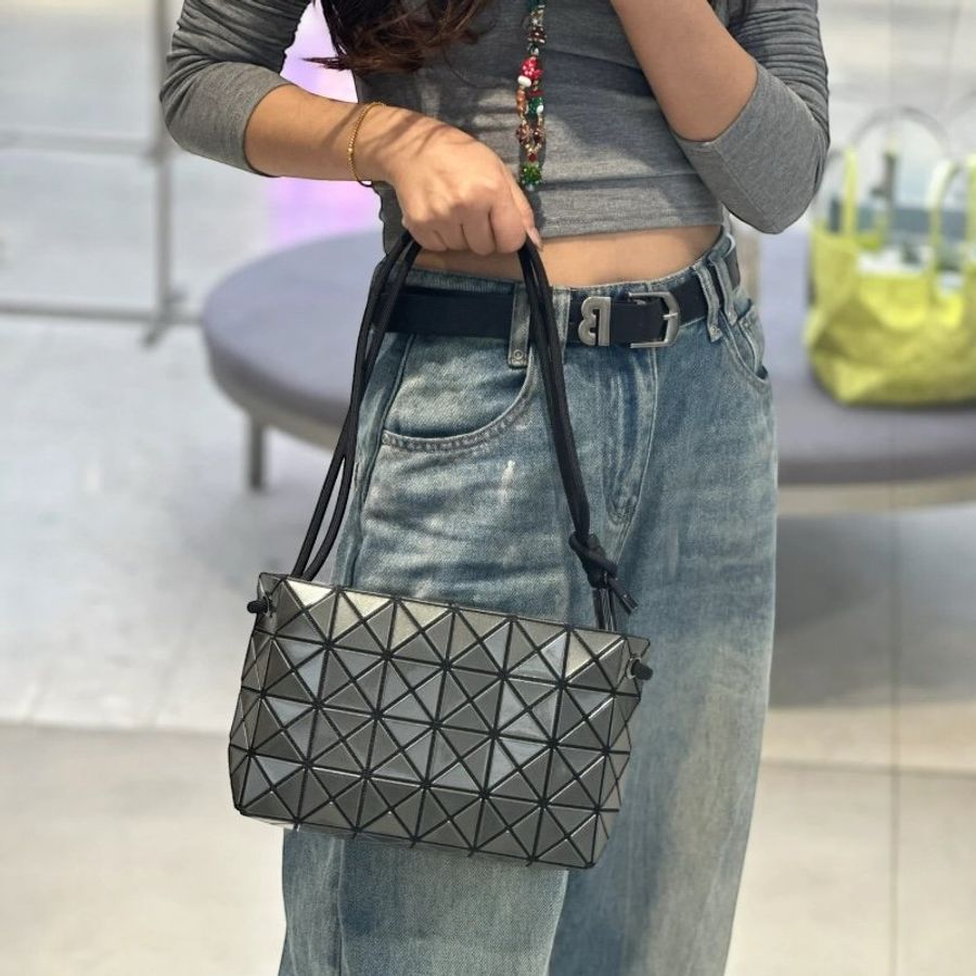 🎁母親節特價🎁Bao Bao Issey Miyake Loop Metallic 銀灰色金屬光感豆腐斜背包-5