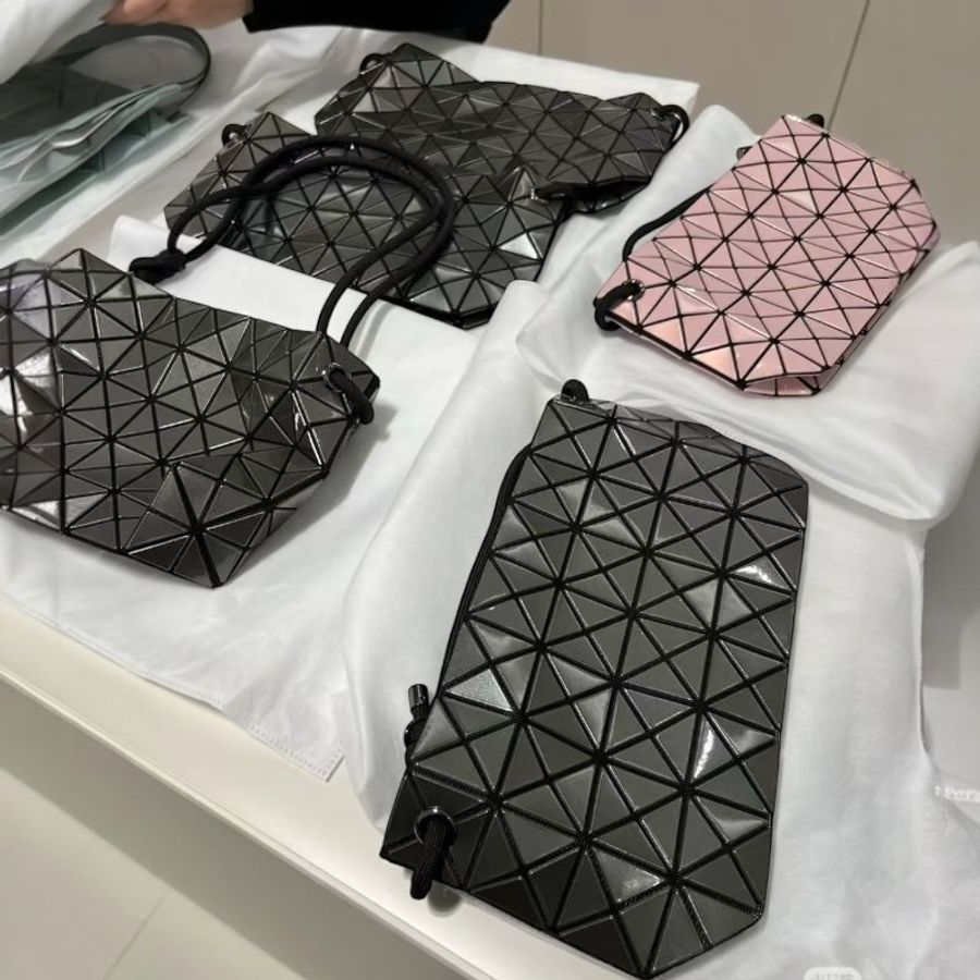🎁母親節特價🎁Bao Bao Issey Miyake Loop Metallic 銀灰色金屬光感豆腐斜背包-6