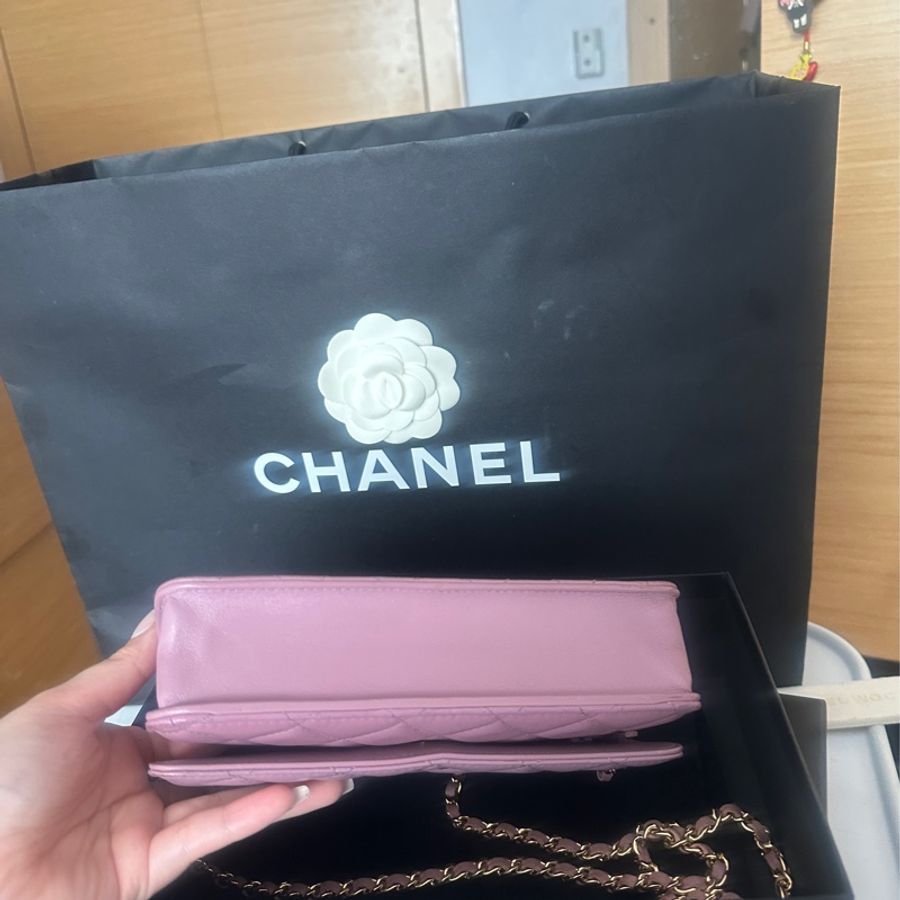 Chanel經典菱格紋woc鏈條包藕粉紫色金釦-12
