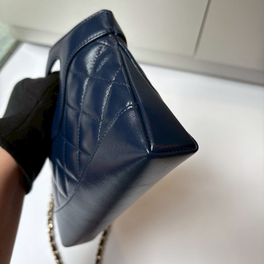 Chanel 淡金鍊藍皮迷你 31 包-11