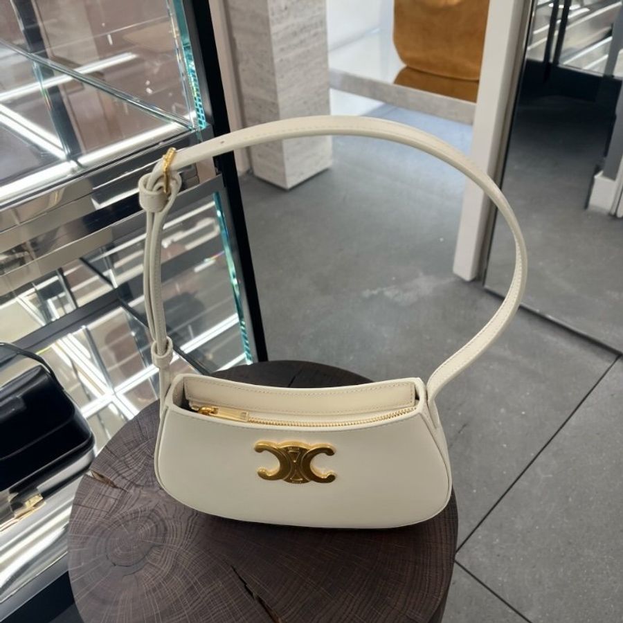 🎉新品好折扣✨Celine 115703 凱旋門中款 Tilly 包  米白色-1