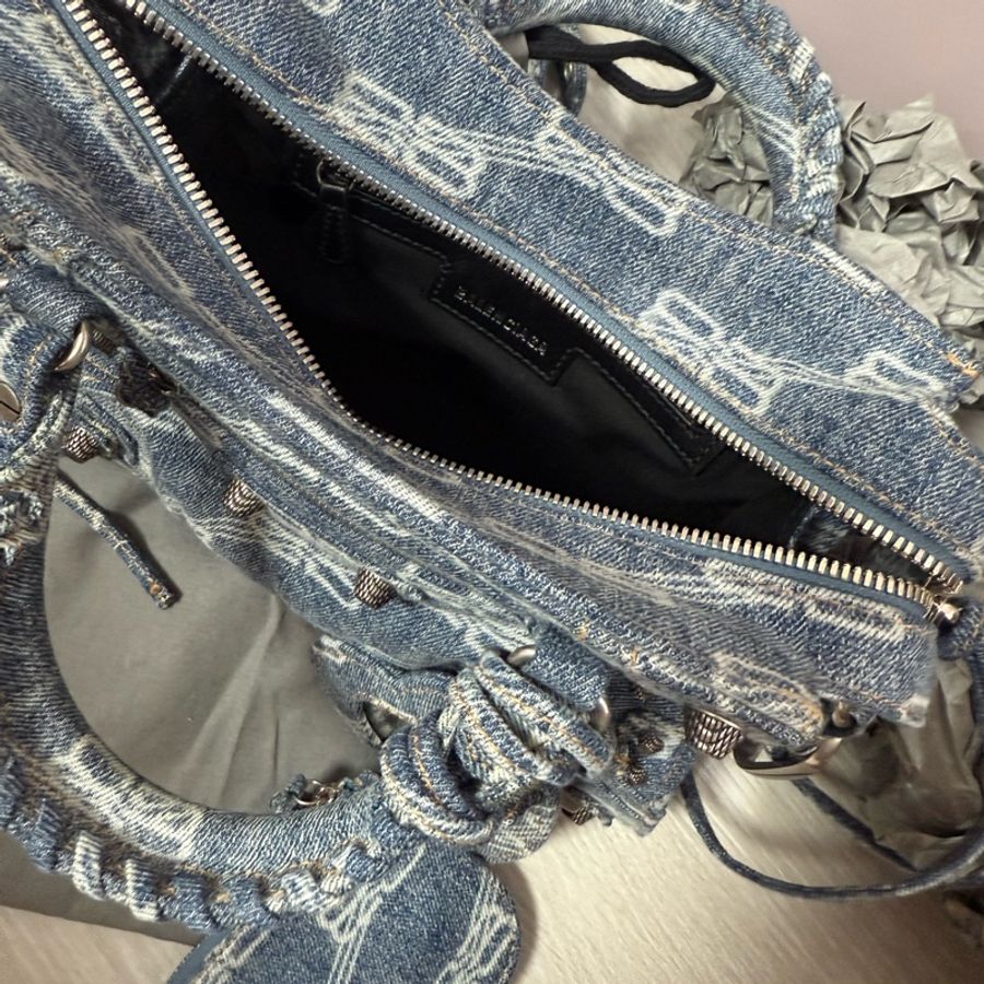 BALENCIAGA巴黎世家經典BB圖騰牛仔愛心鏡機車包-16