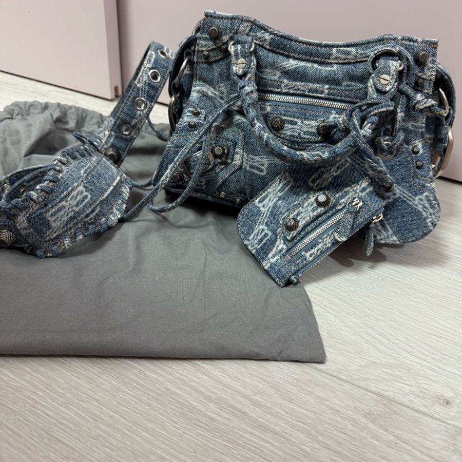 BALENCIAGA巴黎世家經典BB圖騰牛仔愛心鏡機車包-24