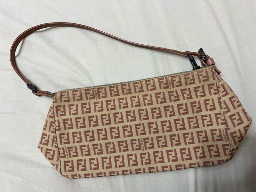Fendi 粉色logo腋下包-0