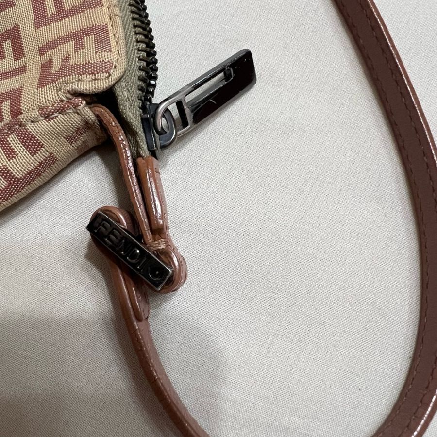 Fendi 粉色logo腋下包-7
