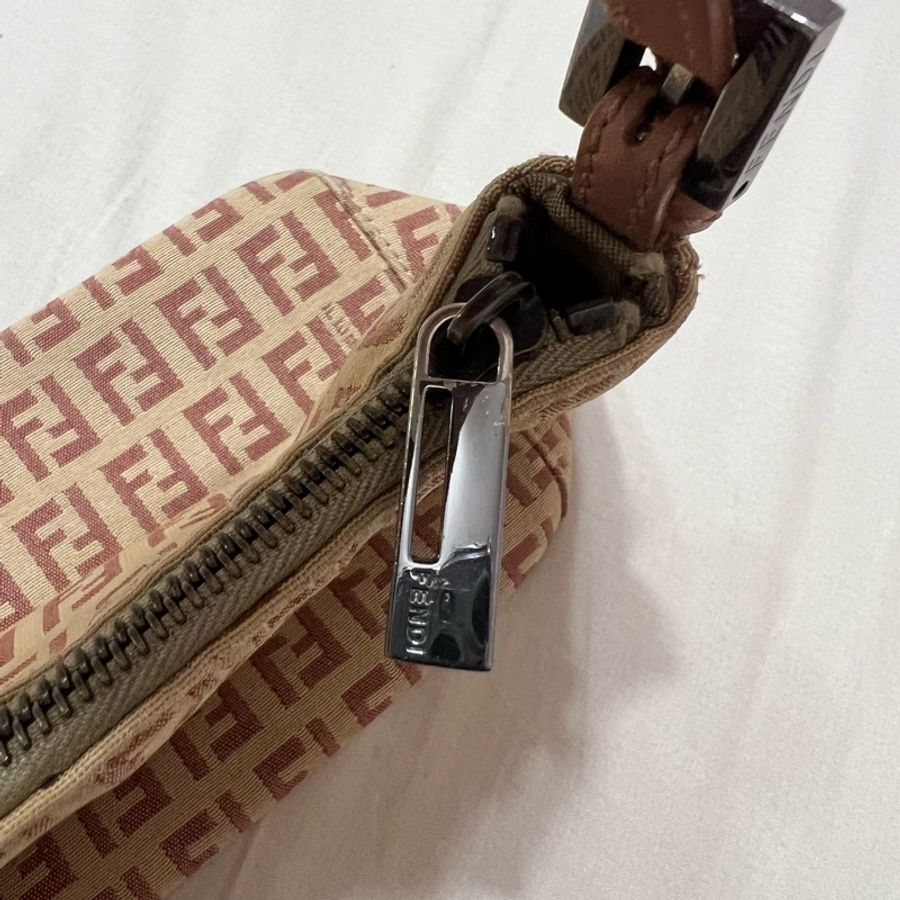 Fendi 粉色logo腋下包-27
