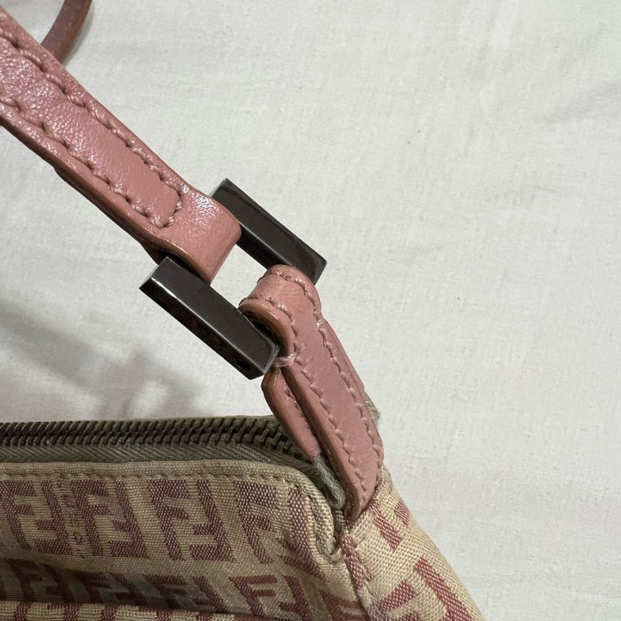 Fendi 粉色logo腋下包-29