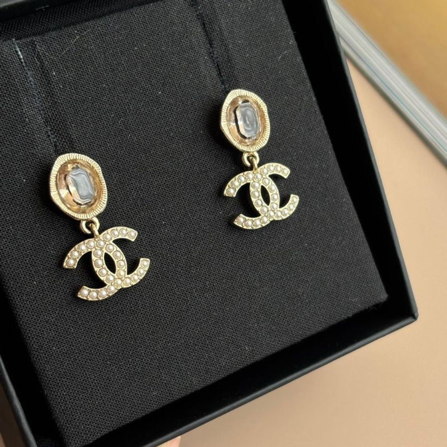 ::CHANEL:: 淡粉色水晶滿版珍珠雙C垂墜式耳環-1