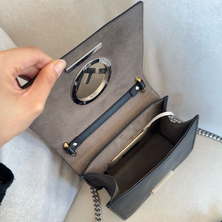 Fendi 黑色金釦銀鏈信封包-13