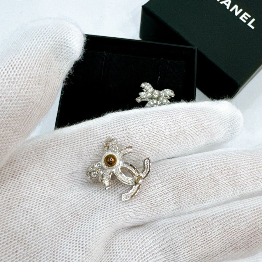 莉亞精品♡Chanel 蝴蝶結雙C水鑽銀耳針 全新-3