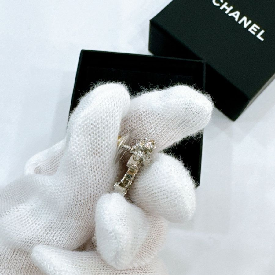 莉亞精品♡Chanel 蝴蝶結雙C水鑽銀耳針 全新-4