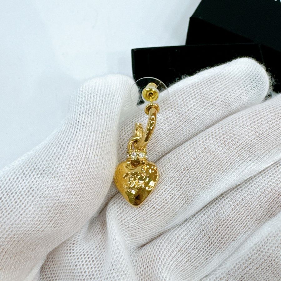 莉亞精品♡Chanel 愛心淡金垂吊耳針 全新-1