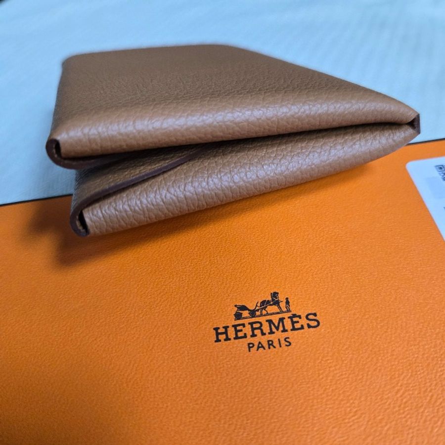 全新 HERMÈS 愛馬仕 Calvi Duo 卡夾 金棕色 Evercolor-2