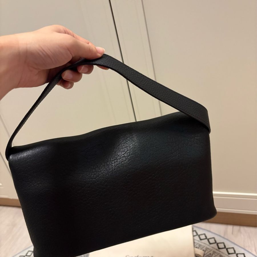 YSL CASSANDRE大型小羊皮信封小袋-4
