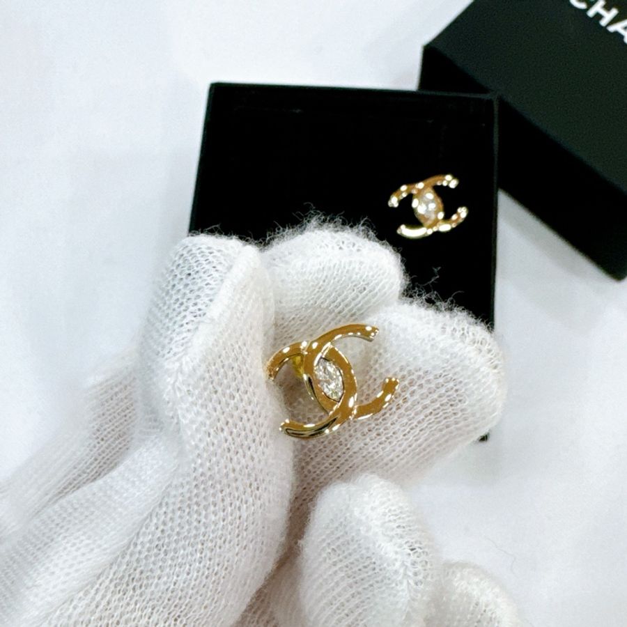 🧚🏻♀️莉亞精品♡Chanel 淡金水鑽耳針 全新🧚🏻♀️-1