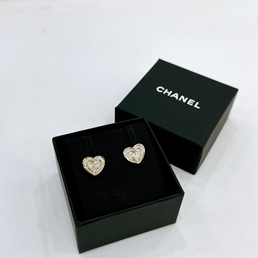 🧚🏻♀️莉亞精品♡Chanel 愛心白珍珠鏡面耳針 全新🧚🏻♀️-0
