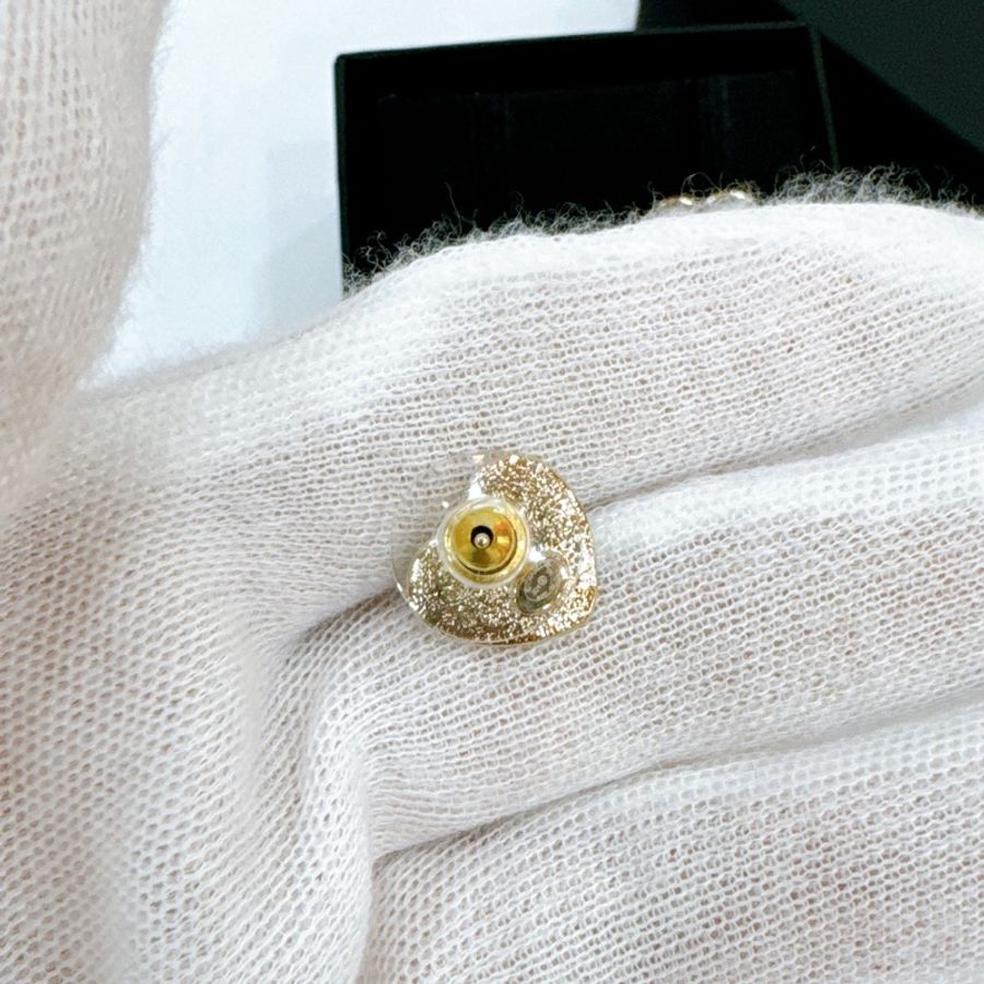 🧚🏻♀️莉亞精品♡Chanel 愛心白珍珠鏡面耳針 全新🧚🏻♀️-3