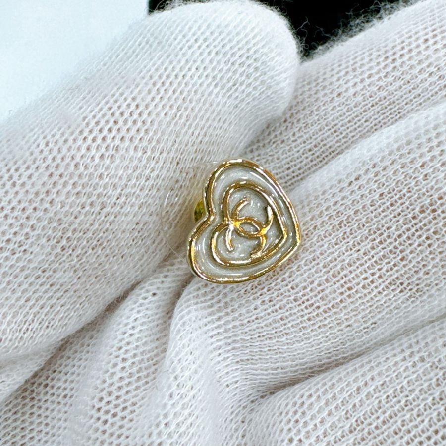 🧚🏻♀️莉亞精品♡Chanel 愛心白珍珠鏡面耳針 全新🧚🏻♀️-6