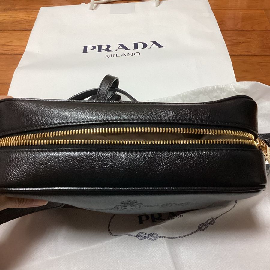 PRADA普拉達實用斜背包相機包 經典黑 男女皆可背-4