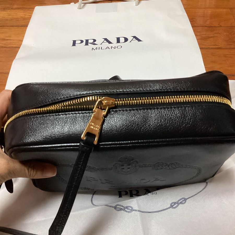 PRADA普拉達實用斜背包相機包 經典黑 男女皆可背-7