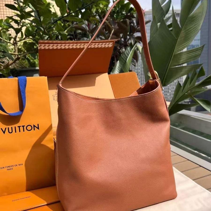 LV low key hobo 中號 全新配件齊全-4