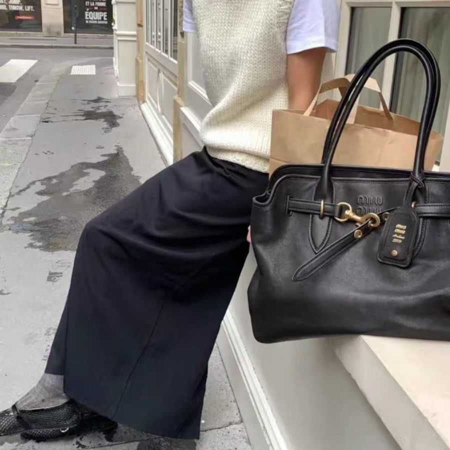 miumiu黑色大號aventure貝殼包 tote手提包 40*13*31cm,99新 配件塵袋-1