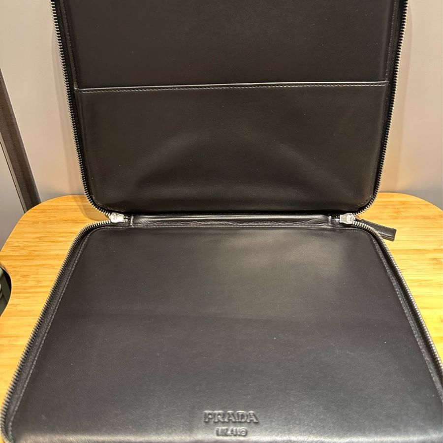 PRADA 黑色皮革防刮手拿包-6