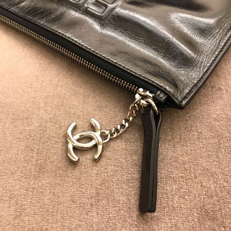 CHANEL FEMINISTE MAIS FEMININE Clutch-5
