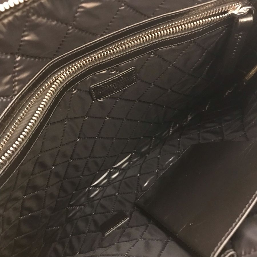 CHANEL FEMINISTE MAIS FEMININE Clutch-12