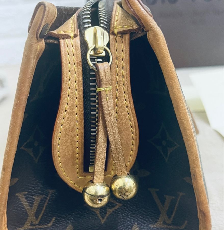 LV M40009 老花 雙金球 三角手提包-10