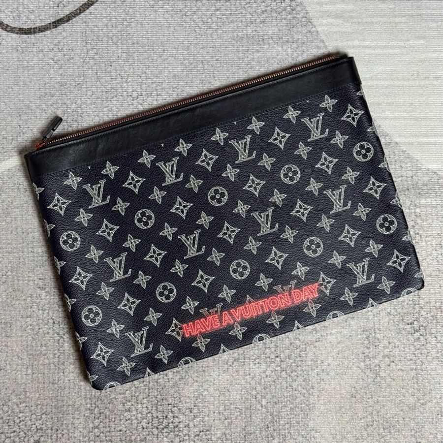 （稀有釋出⚡️）LV 限量秀款 倒V 手拿包-1