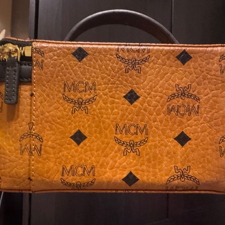 MCM 小盒子 化妝包 地雷系品牌印花皮革拉鍊翻蓋斜背化妝箱-6