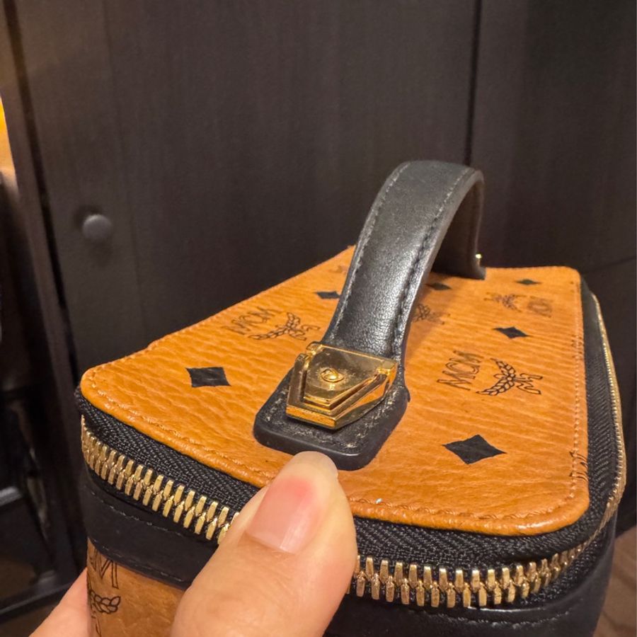 MCM 小盒子 化妝包 地雷系品牌印花皮革拉鍊翻蓋斜背化妝箱-17