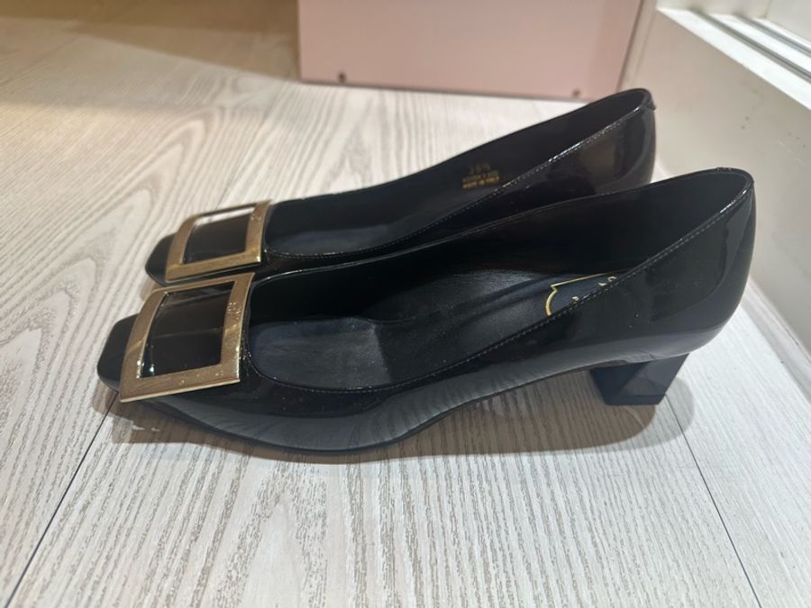 Roger vivier RV鞋 黑色 經典低短跟鞋 狀態好只有鞋底有落地痕跡其餘無瑕疵 尺寸36.5 EU-1