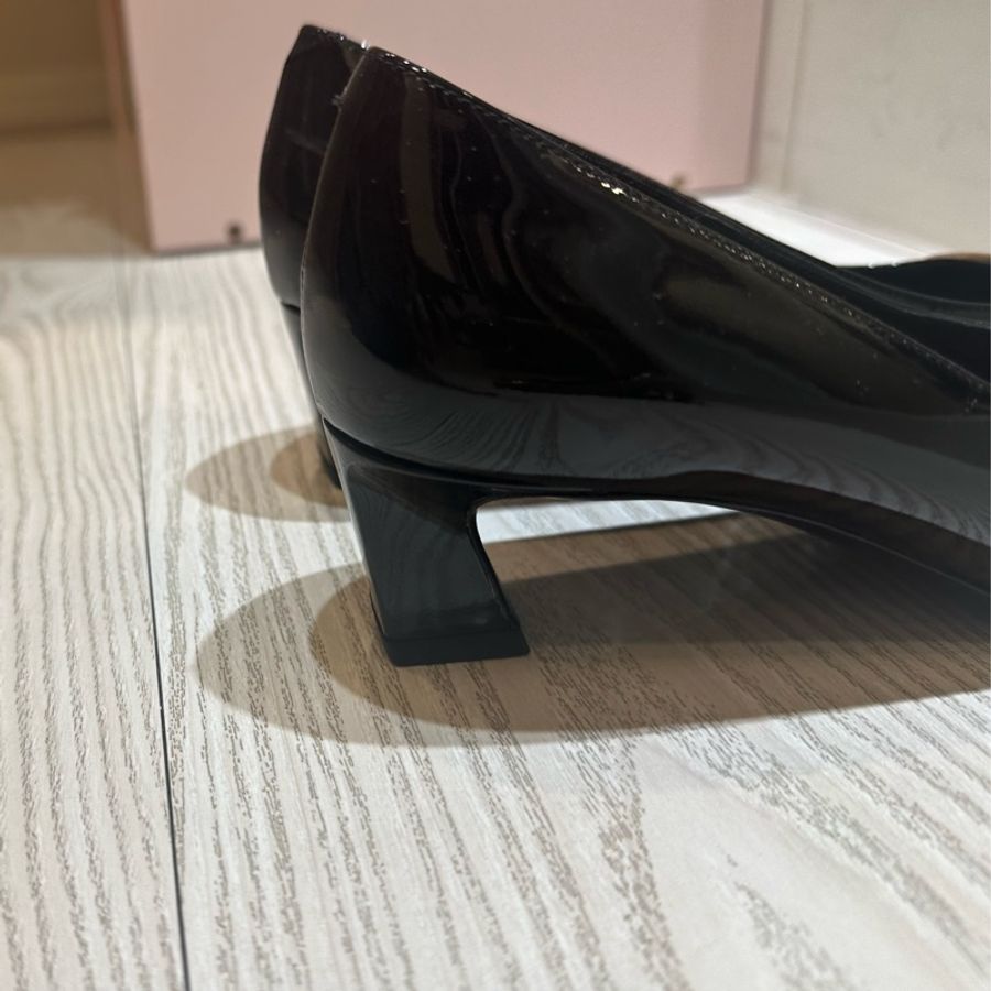 Roger vivier RV鞋 黑色 經典低短跟鞋 狀態好只有鞋底有落地痕跡其餘無瑕疵 尺寸36.5 EU-3