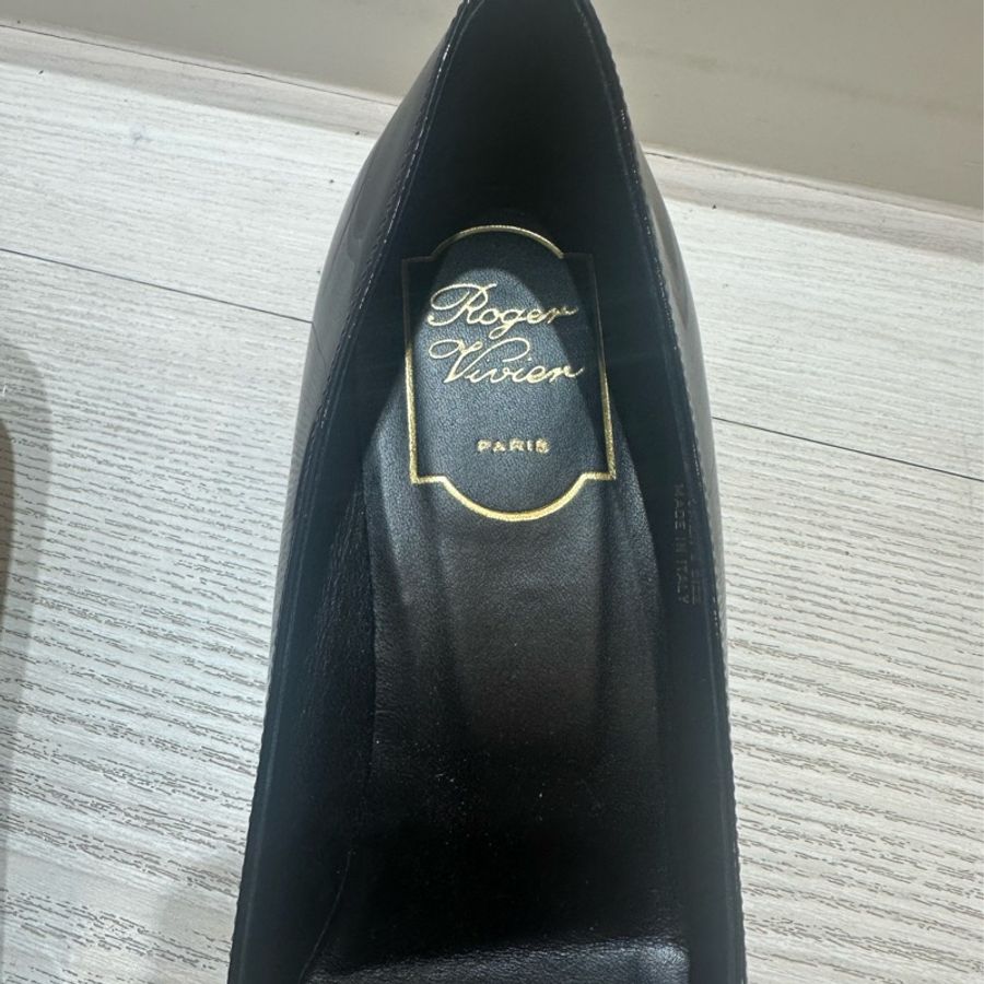 Roger vivier RV鞋 黑色 經典低短跟鞋 狀態好只有鞋底有落地痕跡其餘無瑕疵 尺寸36.5 EU-5