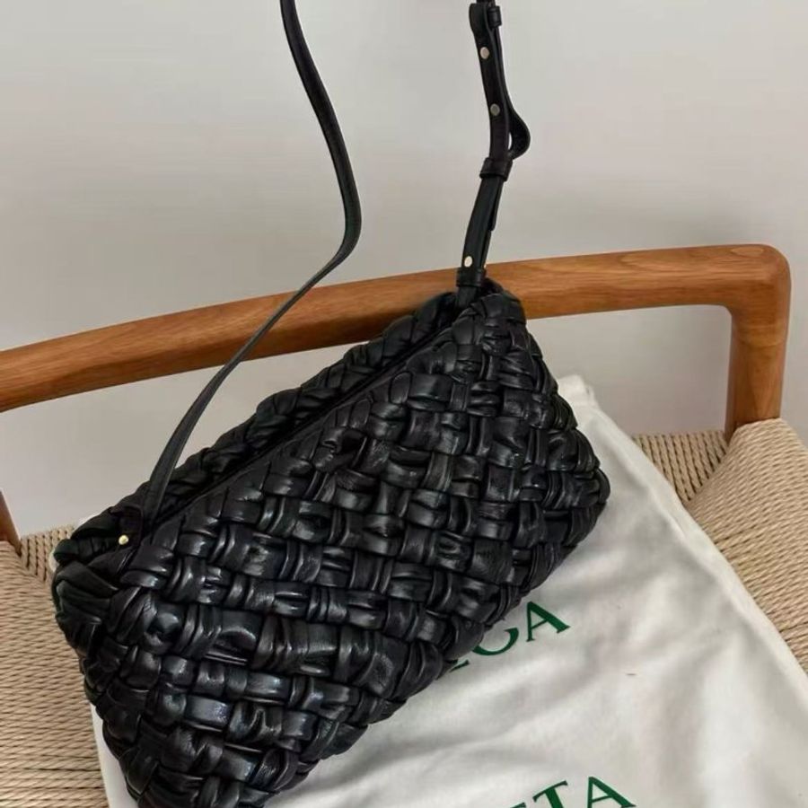 bottega veneta新款黑色編織cha-cha腋下包手袋,芯片款 14*25*4cm,全新 配件塵袋紙袋-4