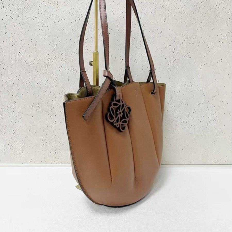 Loewe 焦糖色貝殼包-2