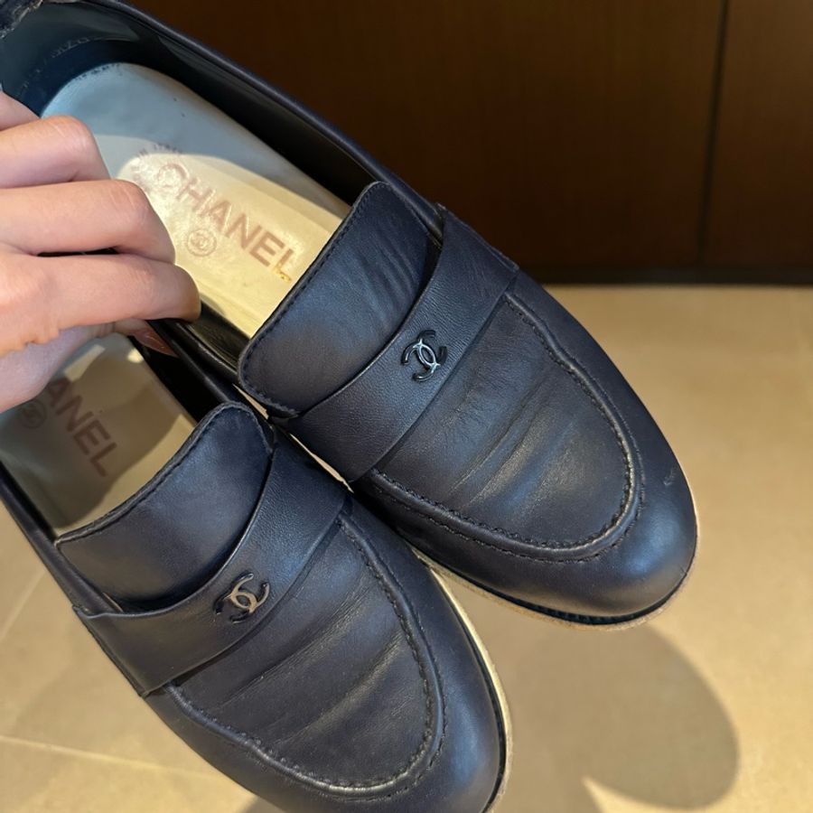 Chanel 幹練低調好搭 同色系雙C logo 墨藍淺口樂福鞋 休閒又高級-4