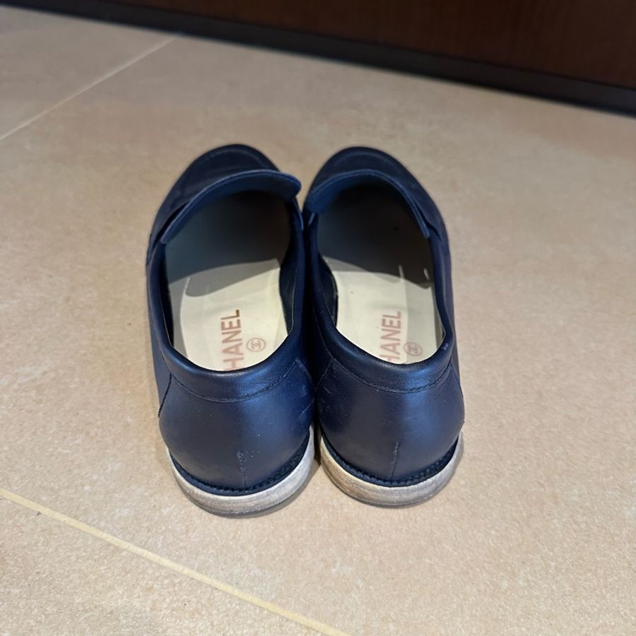Chanel 幹練低調好搭 同色系雙C logo 墨藍淺口樂福鞋 休閒又高級-6