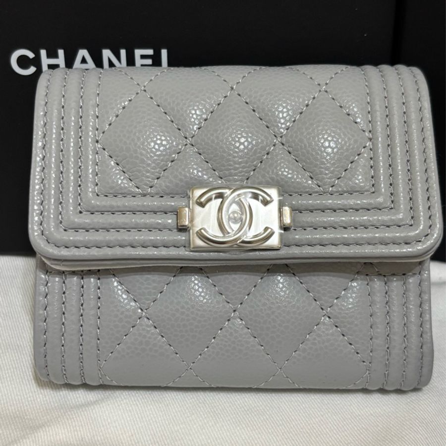 Chanel boy 全新三折灰銀短夾-7