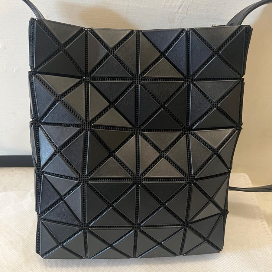 ISSEY MIYAKE PRISM 三宅一生 BAOBAO 5x4 幾何斜背包(黑色)-3