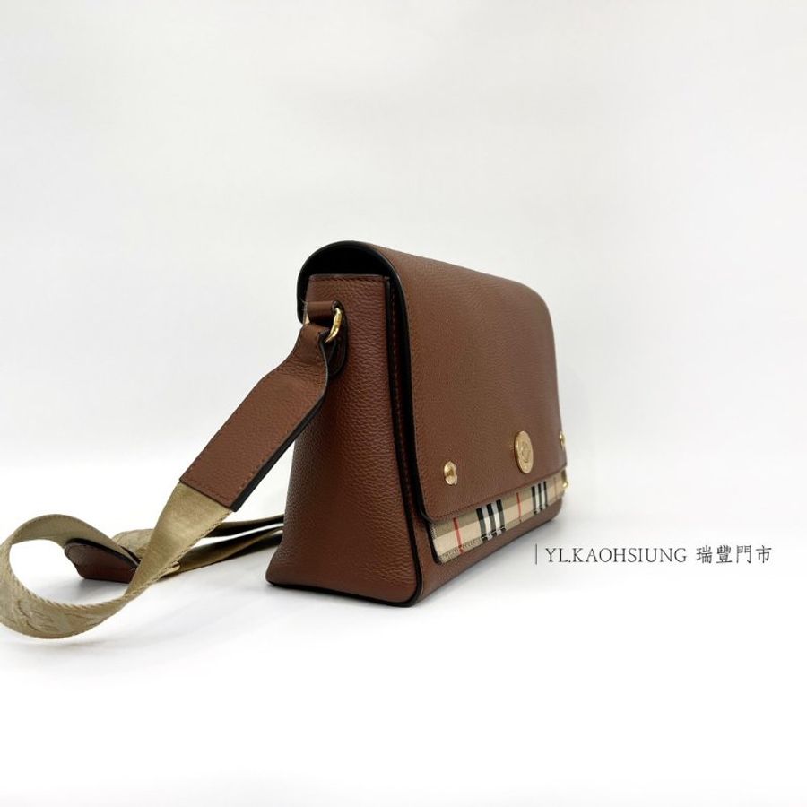 ❣Burberry 咖牛皮拼經典格紋磁吸金釦下蓋寬帆布背帶斜背包-2