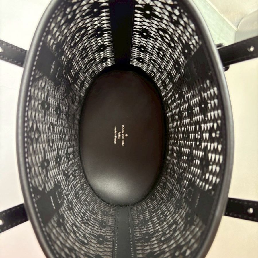 LV 黑色字花鏤空直式托特包-14