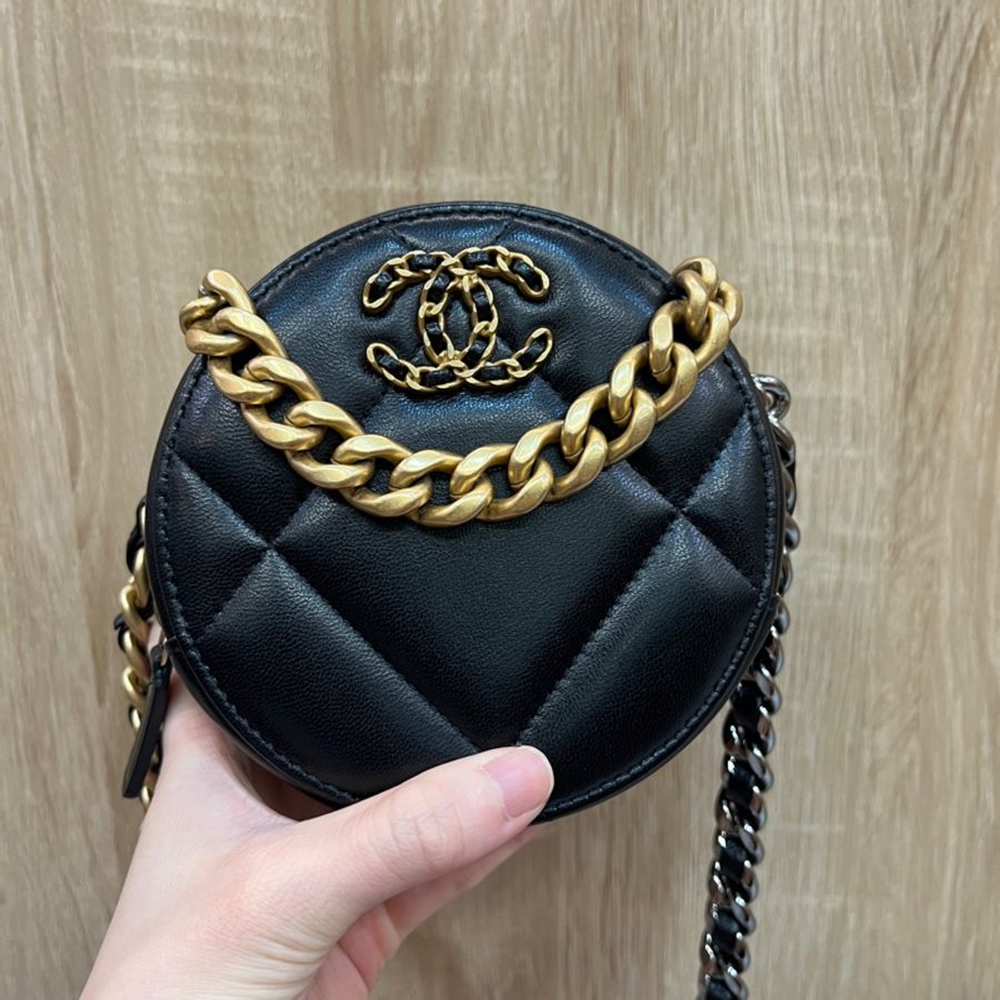 Chanel 黑羊皮霧金釦斜背圓餅包AP0945-0