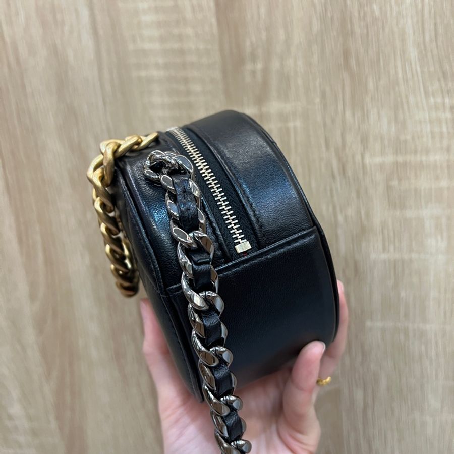 Chanel 黑羊皮霧金釦斜背圓餅包AP0945-1