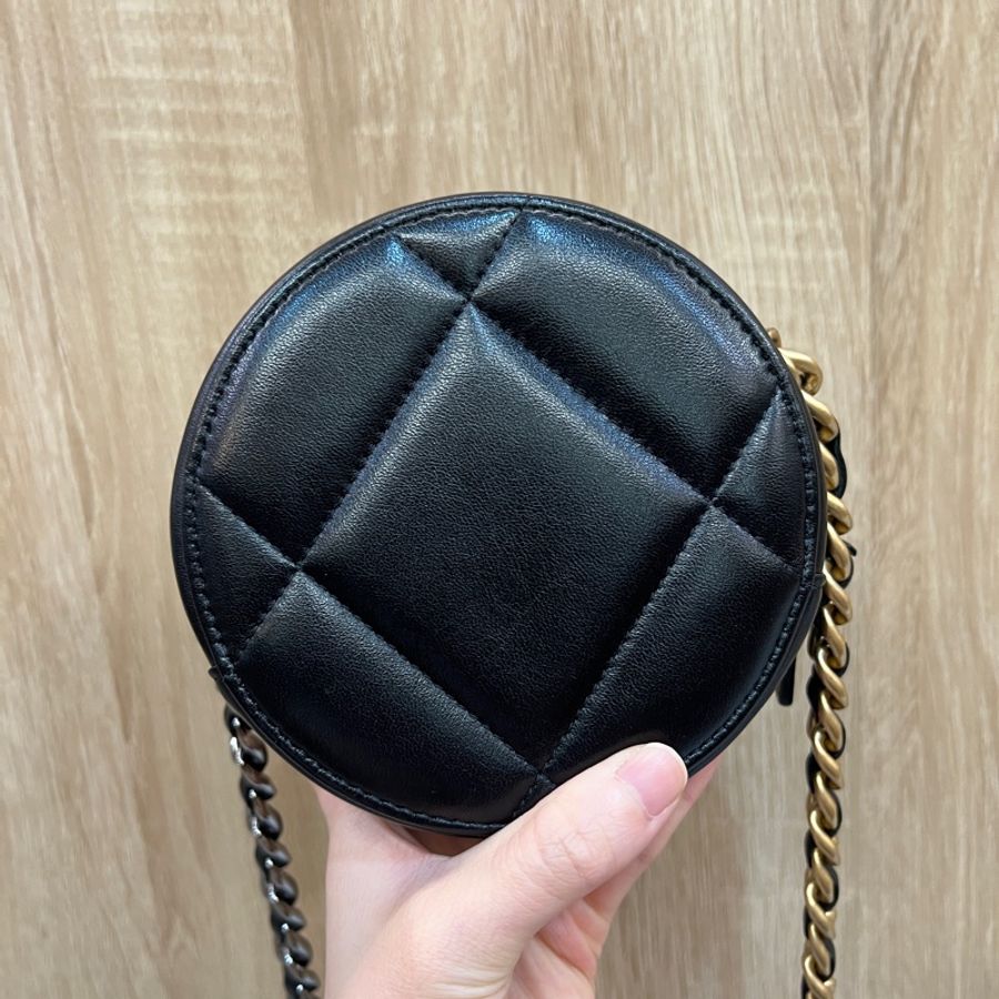 Chanel 黑羊皮霧金釦斜背圓餅包AP0945-4