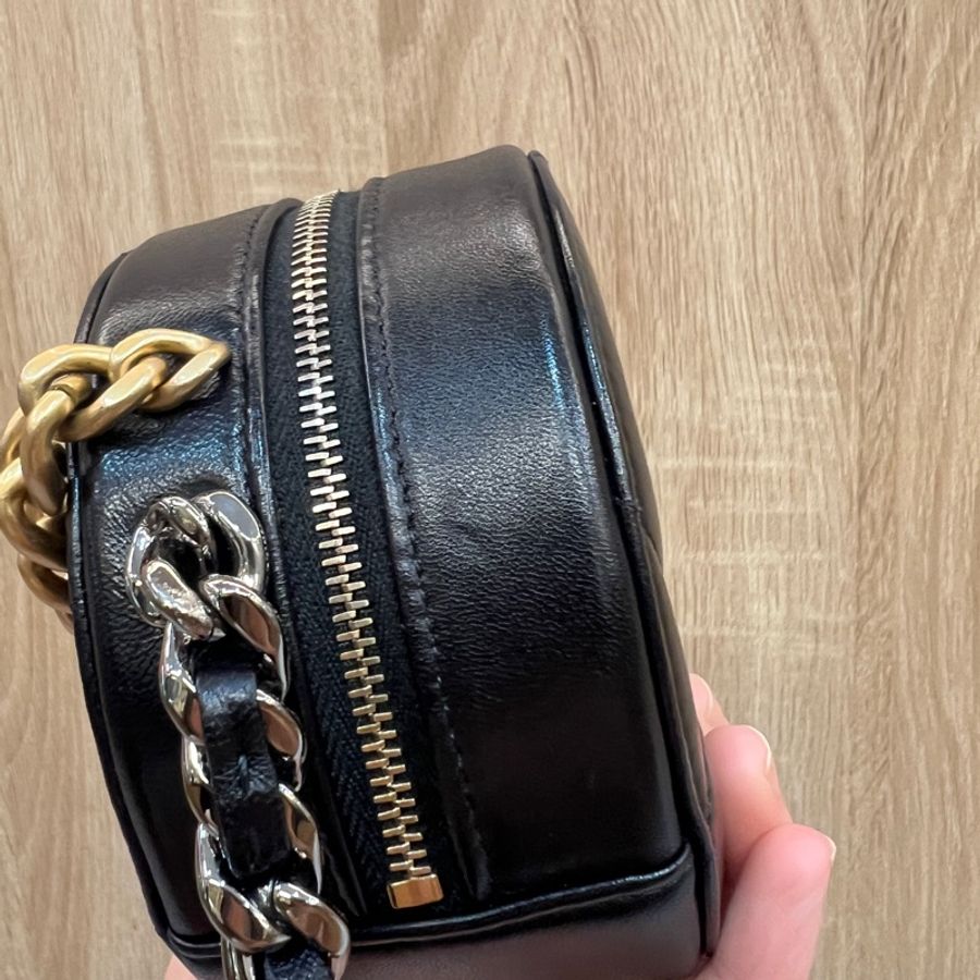 Chanel 黑羊皮霧金釦斜背圓餅包AP0945-6