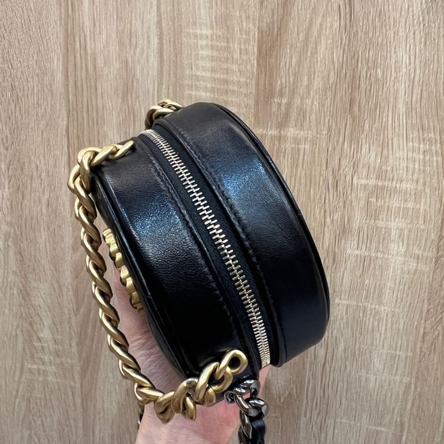 Chanel 黑羊皮霧金釦斜背圓餅包AP0945-7